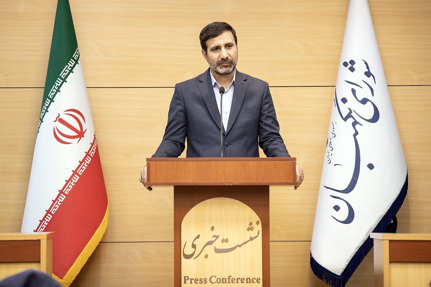 سخنگوی شورای نگهبان در نشست خبری با گرامیداشت هفته دفاع مقدس گفت: طرح اصلاح قانون آیین نامه داخلی مجلس در خصوص تغییر فرایند تصویب لایحه بودجه در مجلس، مغایر با موازین شرع و قانون شناخته نشد. سخنگوی شورای نگهبان در نشست خبری با گرامیداشت هفته دفاع مقدس گفت: طرح اصلاح قانون آیین نامه داخلی مجلس در خصوص تغییر فرایند تصویب لایحه بودجه در مجلس، مغایر با موازین شرع و قانون شناخته نشد.