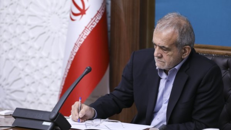 تبریک پزشکیان به مناسبت قهرمانی وزنهبرداران تبریک پزشکیان به مناسبت قهرمانی وزنهبرداران